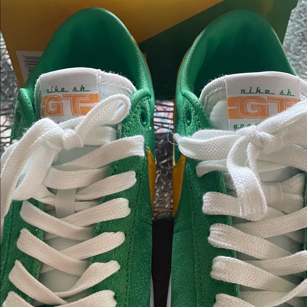 Nike Unisex Sneakers in Green and Yellow/ 6 Men’s or 7.5 Women’s - Picture 4 of 16